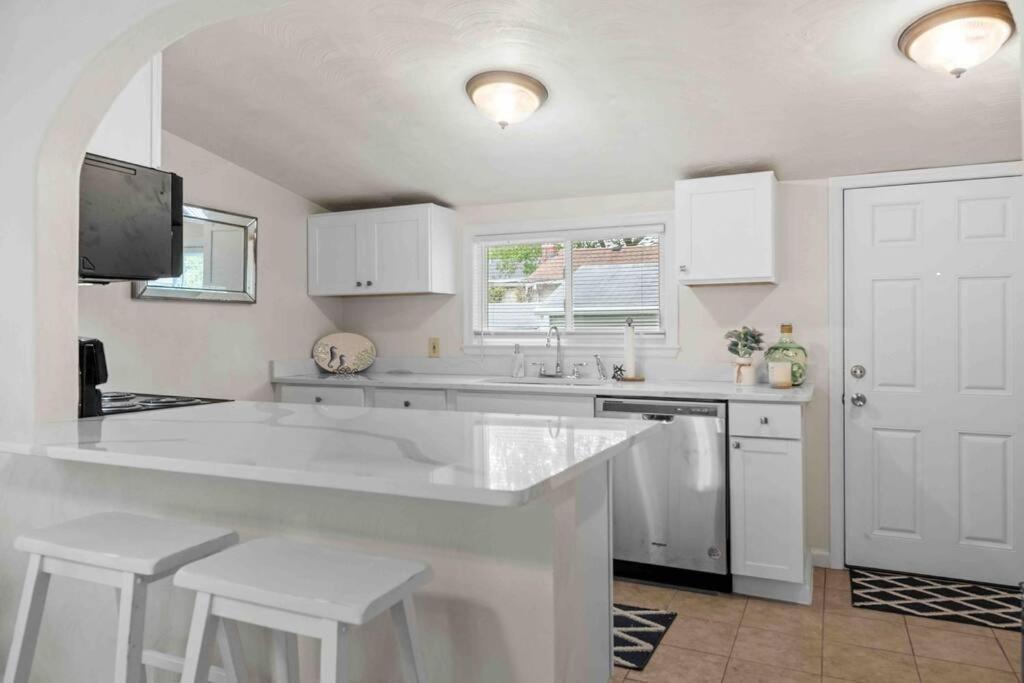 Beach Bungalow - 1 Block To Beach - Pets Welcome! Norfolk Exterior foto